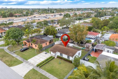 House in Miami, Florida 3 bedrooms, 121.98 sq.m. № 2023388 - photo 26