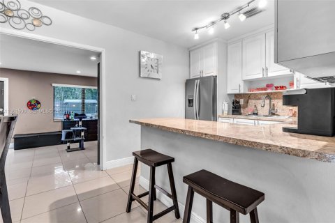 House in Miami, Florida 3 bedrooms, 121.98 sq.m. № 2023388 - photo 11