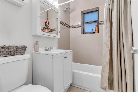 House in Miami, Florida 3 bedrooms, 121.98 sq.m. № 2023388 - photo 17