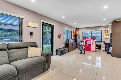 House in Miami, Florida 3 bedrooms, 121.98 sq.m. № 2023388 - photo 13