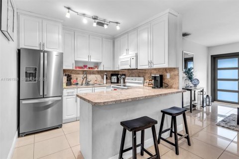 House in Miami, Florida 3 bedrooms, 121.98 sq.m. № 2023388 - photo 9