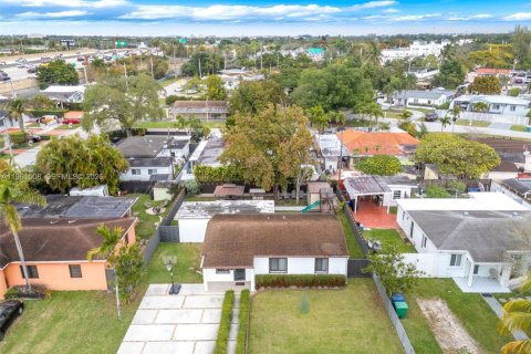 House in Miami, Florida 3 bedrooms, 121.98 sq.m. № 2023388 - photo 25