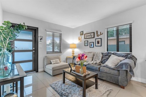 House in Miami, Florida 3 bedrooms, 121.98 sq.m. № 2023388 - photo 5