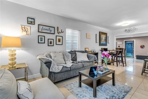 House in Miami, Florida 3 bedrooms, 121.98 sq.m. № 2023388 - photo 4