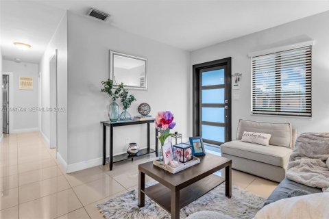 House in Miami, Florida 3 bedrooms, 121.98 sq.m. № 2023388 - photo 6