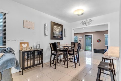 House in Miami, Florida 3 bedrooms, 121.98 sq.m. № 2023388 - photo 7