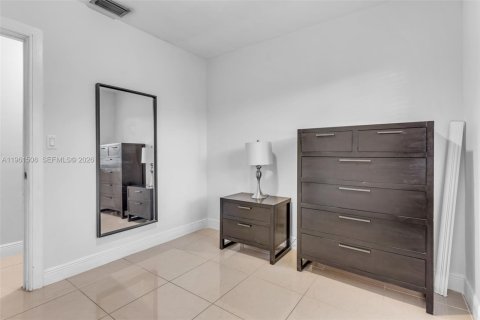 House in Miami, Florida 3 bedrooms, 121.98 sq.m. № 2023388 - photo 15