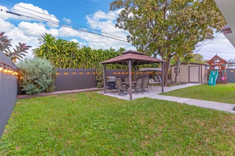 House in Miami, Florida 3 bedrooms, 121.98 sq.m. № 2023388 - photo 20