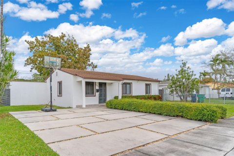 House in Miami, Florida 3 bedrooms, 121.98 sq.m. № 2023388 - photo 2