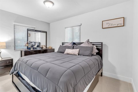 House in Miami, Florida 3 bedrooms, 121.98 sq.m. № 2023388 - photo 16