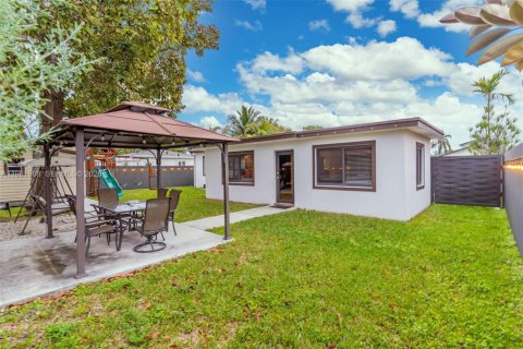 House in Miami, Florida 3 bedrooms, 121.98 sq.m. № 2023388 - photo 21