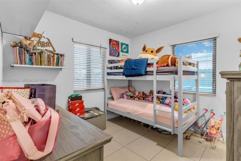 House in Miami, Florida 3 bedrooms, 121.98 sq.m. № 2023388 - photo 18