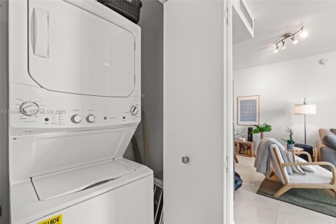 Condo in Miami, Florida, 1 bedroom  № 1992715 - photo 19