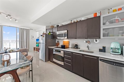 Condo in Miami, Florida, 1 bedroom  № 1992715 - photo 11