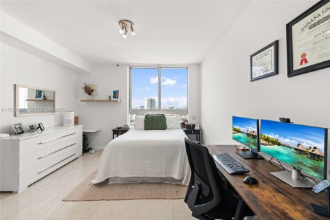 Condo in Miami, Florida, 1 bedroom  № 1992715 - photo 16