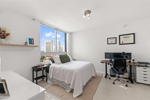 Condo in Miami, Florida, 1 bedroom  № 1992715 - photo 17