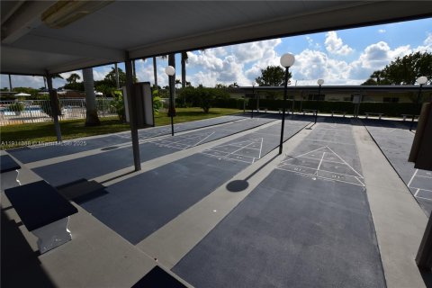 Купить виллу или дом в Уэст-Палм-Бич, Флорида 2 спальни, 77.02м2, № 1967290 - фото 30