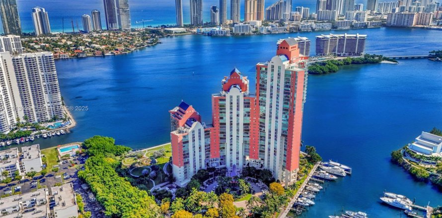 Condominio en Aventura, Florida, 2 dormitorios № 2077223