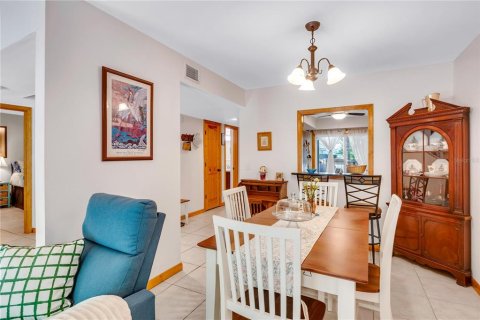 Condo in Winter Springs, Florida, 4 bedrooms № 2097997 - photo 8