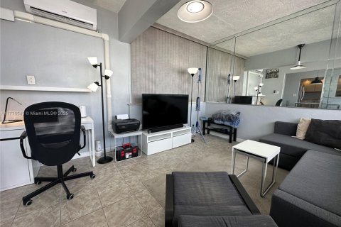 Condo in Hallandale Beach, Florida, 2 bedrooms  № 1728071 - photo 12