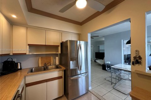Condo in Hallandale Beach, Florida, 2 bedrooms  № 1728071 - photo 3