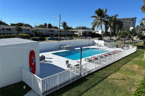 Condo in Hallandale Beach, Florida, 2 bedrooms  № 1728071 - photo 15