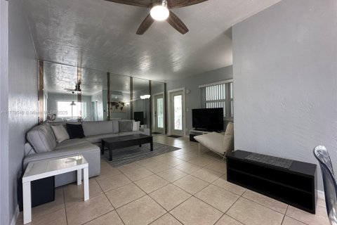Condo in Hallandale Beach, Florida, 2 bedrooms  № 1728071 - photo 5