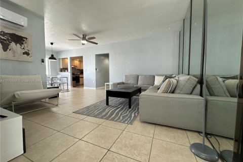 Condo in Hallandale Beach, Florida, 2 bedrooms  № 1728071 - photo 4