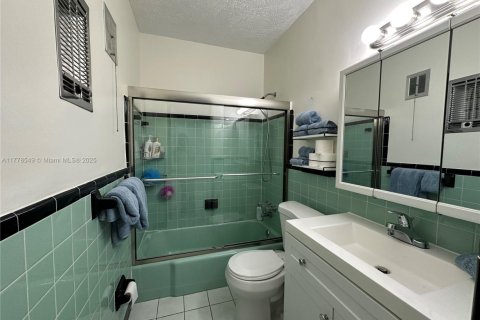 Condo in Hallandale Beach, Florida, 2 bedrooms  № 1728071 - photo 10
