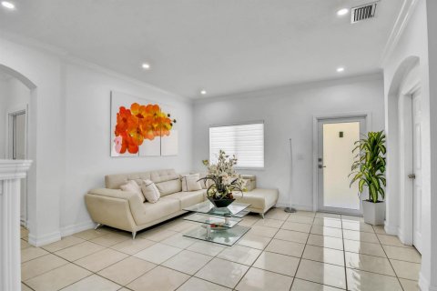 House in Cutler Bay, Florida 3 bedrooms, 137.5 sq.m. № 2382830 - photo 12