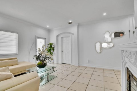 House in Cutler Bay, Florida 3 bedrooms, 137.5 sq.m. № 2382830 - photo 10