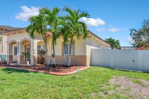House in Cutler Bay, Florida 3 bedrooms, 137.5 sq.m. № 2382830 - photo 18