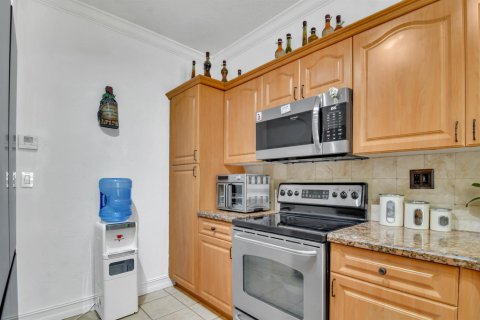 House in Cutler Bay, Florida 3 bedrooms, 137.5 sq.m. № 2382830 - photo 4