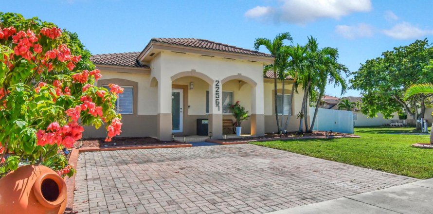 House in Cutler Bay, Florida 3 bedrooms, 137.5 sq.m. № 2382830