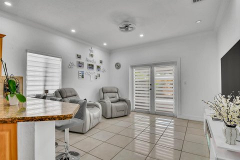 House in Cutler Bay, Florida 3 bedrooms, 137.5 sq.m. № 2382830 - photo 9