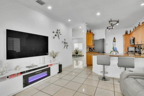 House in Cutler Bay, Florida 3 bedrooms, 137.5 sq.m. № 2382830 - photo 8