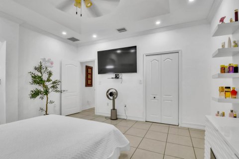 House in Cutler Bay, Florida 3 bedrooms, 137.5 sq.m. № 2382830 - photo 16