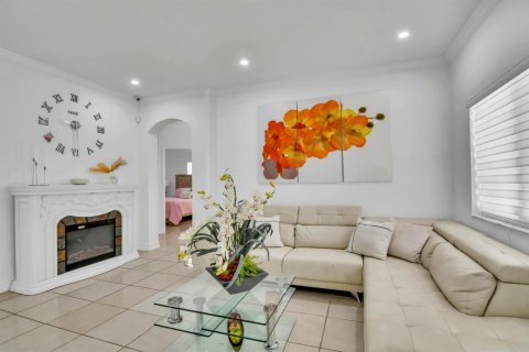 House in Cutler Bay, Florida 3 bedrooms, 137.5 sq.m. № 2382830 - photo 11