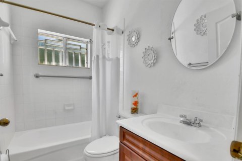 House in Cutler Bay, Florida 3 bedrooms, 137.5 sq.m. № 2382830 - photo 17