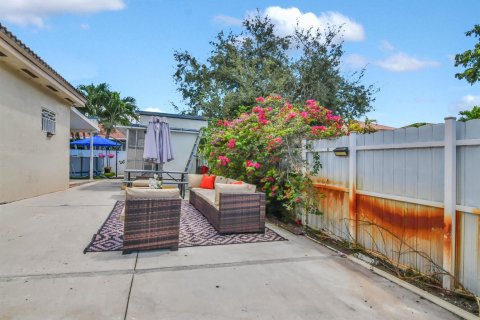 House in Cutler Bay, Florida 3 bedrooms, 137.5 sq.m. № 2382830 - photo 2