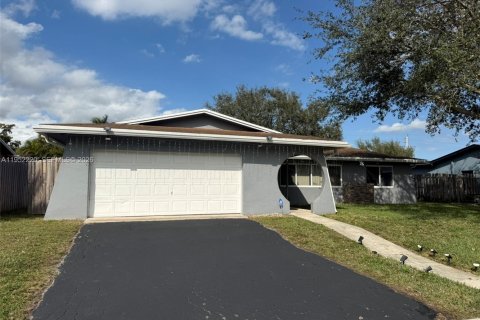 Casa en venta en Pembroke Pines, Florida, 3 dormitorios, 167.5 m2 № 2006582 - foto 3