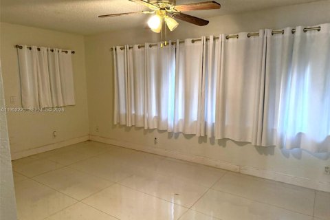 Casa en venta en Pembroke Pines, Florida, 3 dormitorios, 167.5 m2 № 2006582 - foto 9