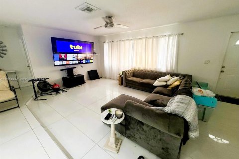 Casa en venta en Pembroke Pines, Florida, 3 dormitorios, 167.5 m2 № 2006582 - foto 4