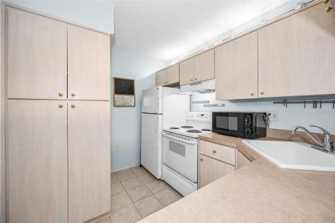 Купить кондоминиум в Тарпон-Спрингс, Флорида 5 комнат, 90.95м2, № 2149178 - фото 8