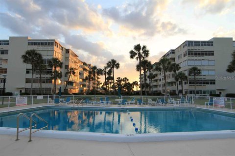 Condo in Cocoa Beach, Florida, 2 bedrooms  № 2333925