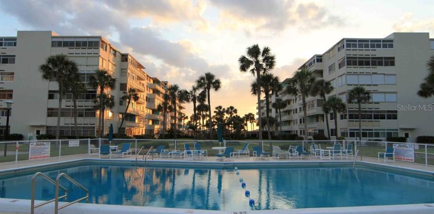 Condo à Cocoa Beach, Floride, 2 chambres  № 2333925