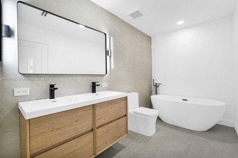 Casa en venta en Miami Shores, Florida, 4 dormitorios, 279.45 m2 № 1844128 - foto 4