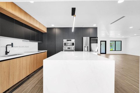 Casa en venta en Miami Shores, Florida, 4 dormitorios, 279.45 m2 № 1844128 - foto 2