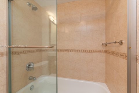 Снять в аренду кондоминиум в Дания-Бич, Флорида 2 спальни, 104.61м2, № 2051832 - фото 5