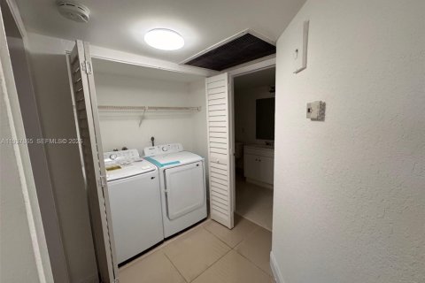 Copropriété à louer à Doral, Floride: 1 chambre, 75.25 m2 № 1995624 - photo 9